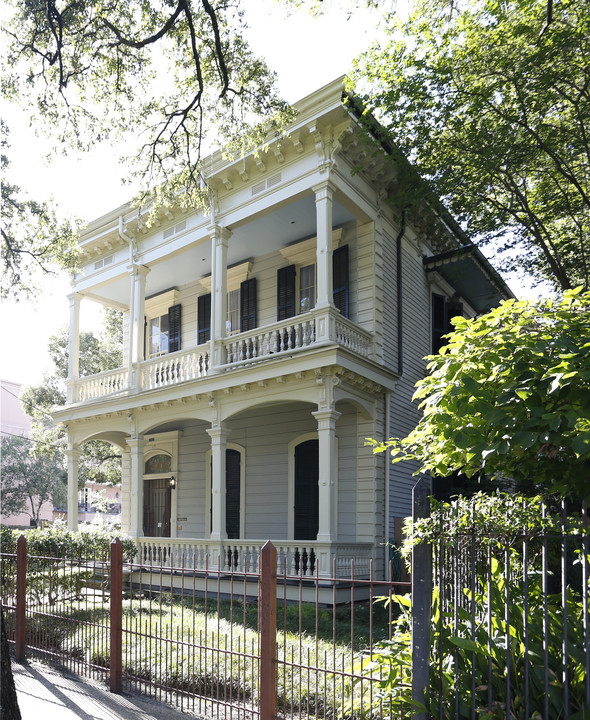 St. Charles 1 in New Orleans, LA - Building Photo