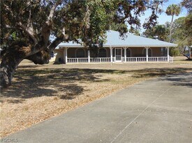 1092 Riverbend Dr in La Belle, FL - Building Photo