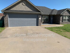 303 E Thistlewood Ave in Rogers, AR - Building Photo - Building Photo