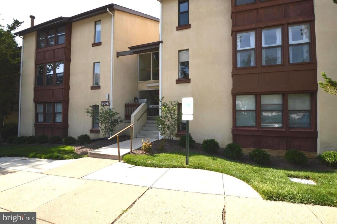 9647 White Acre Rd-Unit -C-1 in Columbia, MD - Building Photo
