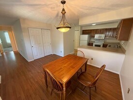 430 Williamsburg Ln NW in Lancaster, OH - Building Photo