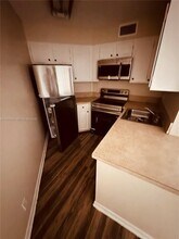 211 Lake Pointe Dr in Oakland Park, FL - Building Photo - Building Photo