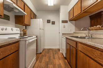 Oaks Of Ashford Point in Houston, TX - Building Photo - Interior Photo