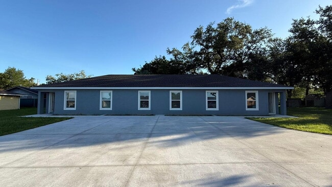 192 Julie Ln in Auburndale, FL - Foto de edificio - Building Photo