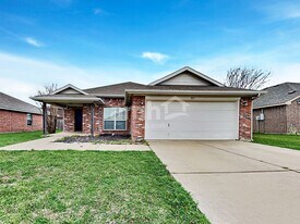 3013 Lake Side Dr in Sanger, TX - Building Photo