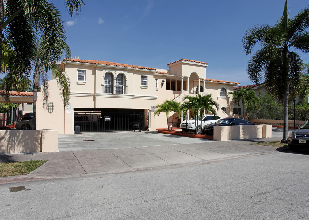 131 Antiquera Ave in Coral Gables, FL - Building Photo