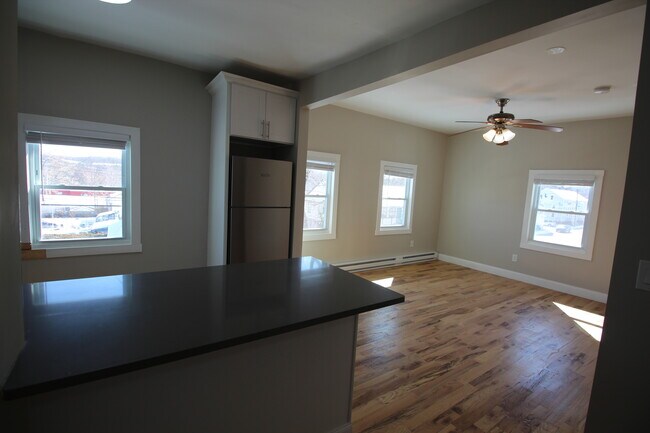 196 Central Ave, Unit 3 in Norwich, CT - Foto de edificio - Building Photo