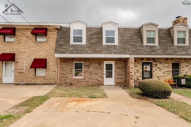 1215 N Pacific Ave in Iowa Park, TX - Building Photo - Building Photo