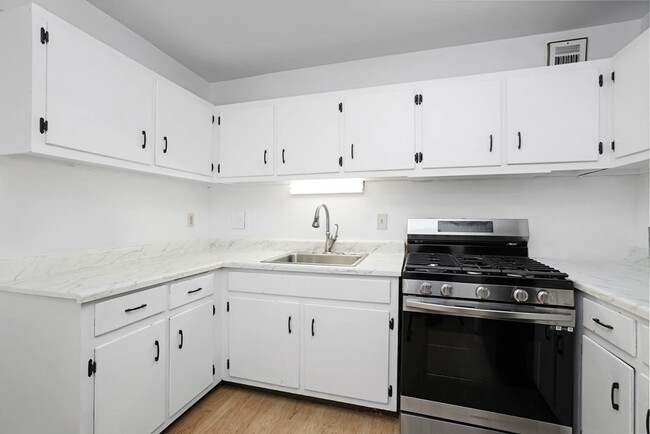 32 Juniper St, Unit 96 in Brookline, MA - Building Photo - Building Photo