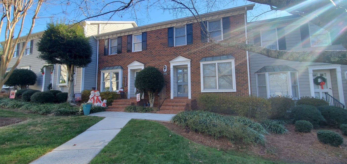 5004 Marigold Way in Greensboro, NC - Building Photo