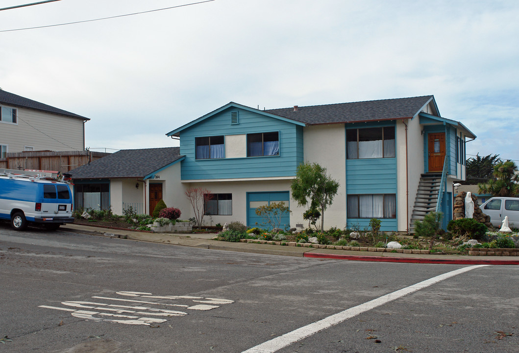 164-168 Milagra Dr in Pacifica, CA - Building Photo