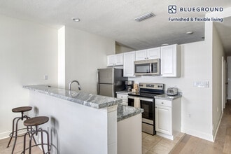 150 SE 3rd Ave in Miami, FL - Building Photo - Building Photo