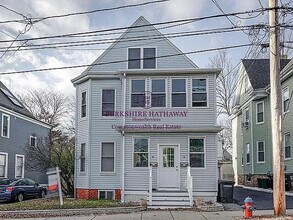 24 Burnside Ave, Unit 24 in Somerville, MA - Foto de edificio - Building Photo