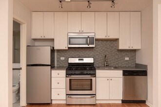 2832 W Palmer St, Unit J04P in Chicago, IL - Building Photo - Building Photo