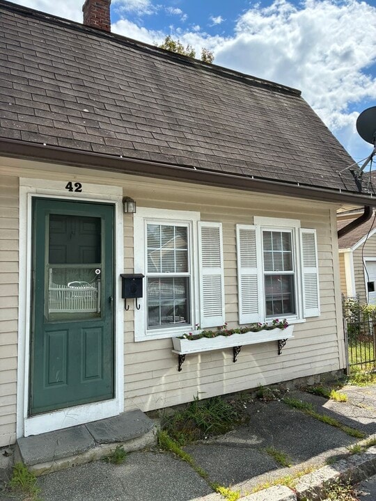 42 S Main St in Griswold, CT - Building Photo