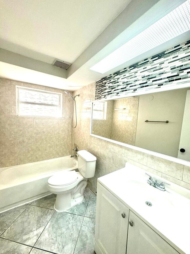 1019 Pert Ln in Holiday, FL - Building Photo - Building Photo