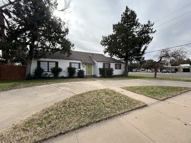 3323 22nd St in Lubbock, TX - Foto de edificio - Building Photo