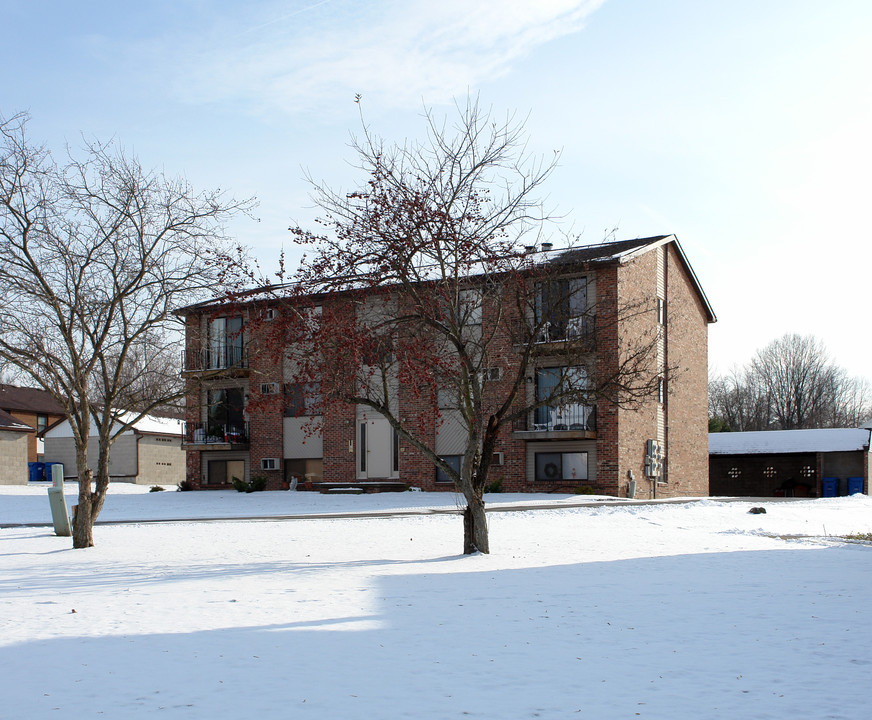 7442 Becky Ct in Youngstown, OH - Building Photo