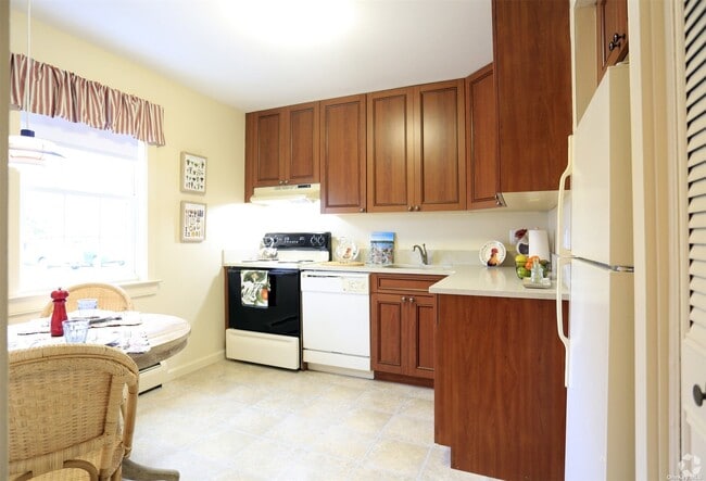 68 Muncie Rd in West Babylon, NY - Building Photo - Building Photo