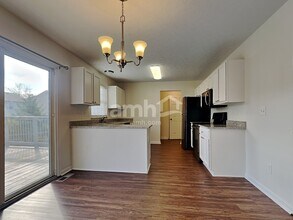 922 Whispering Pine Way in Lebanon, OH - Foto de edificio - Building Photo