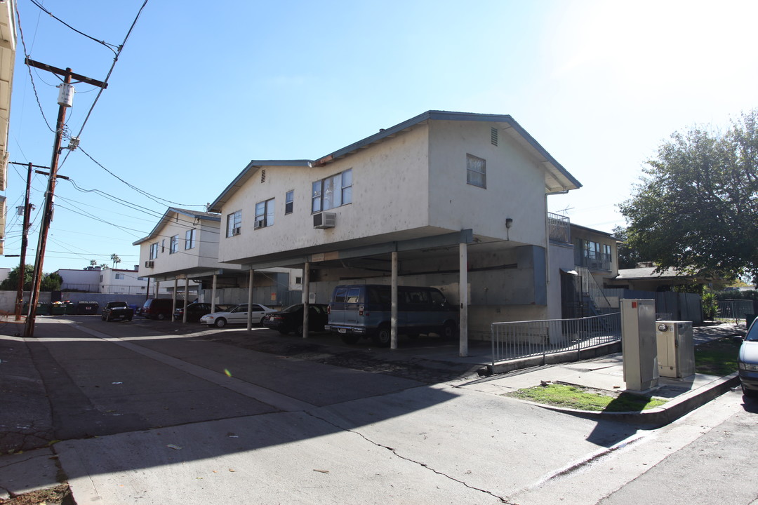 20755-20765 Vanowen St in Canoga Park, CA - Foto de edificio