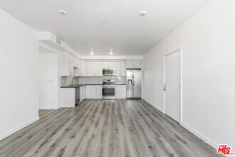 11408 Sarah St in Los Angeles, CA - Building Photo - Building Photo