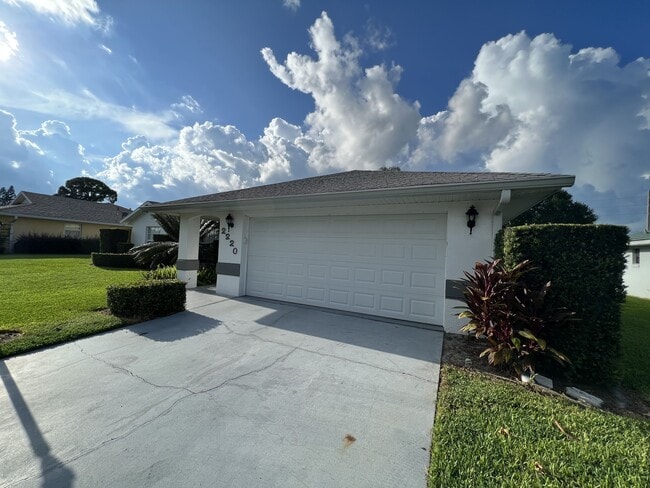 2220 Jackson Heights Dr in Sebring, FL - Foto de edificio - Building Photo