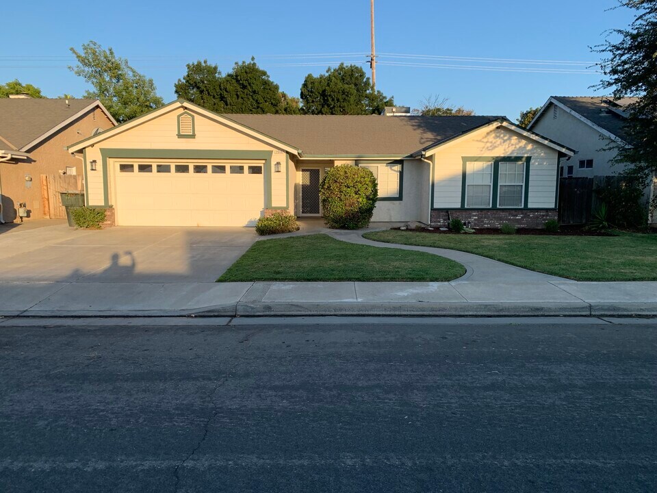 2946 Tarragon Ave in Hanford, CA - Building Photo