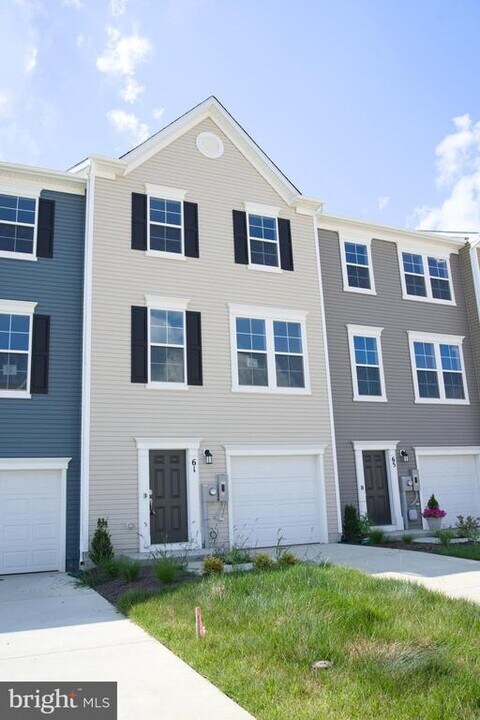 61 Gray Silver Rd in Inwood, WV - Building Photo