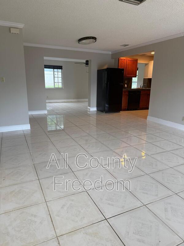 9404 NW 70th St in Tamarac, FL - Building Photo - Building Photo