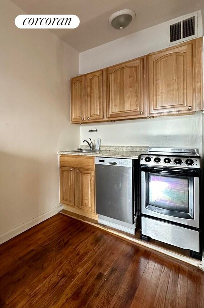 444 W 49th St in New York, NY - Building Photo - Building Photo