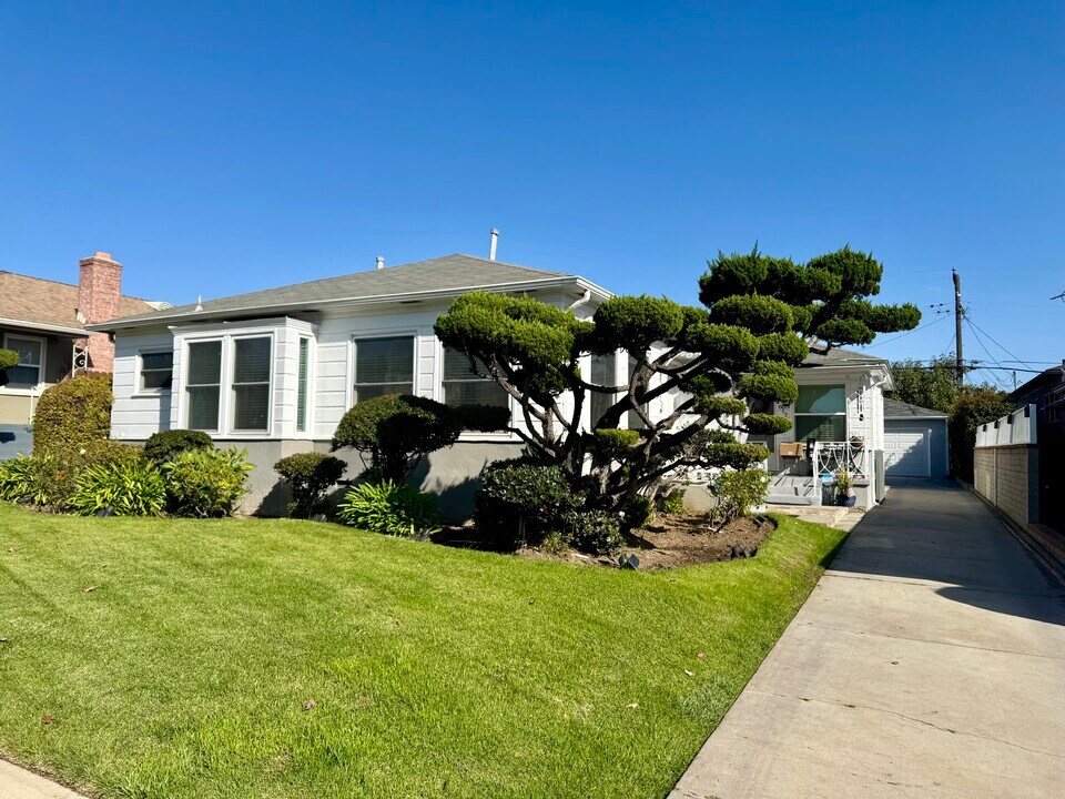 6122 S Fairfax Ave in Los Angeles, CA - Foto de edificio