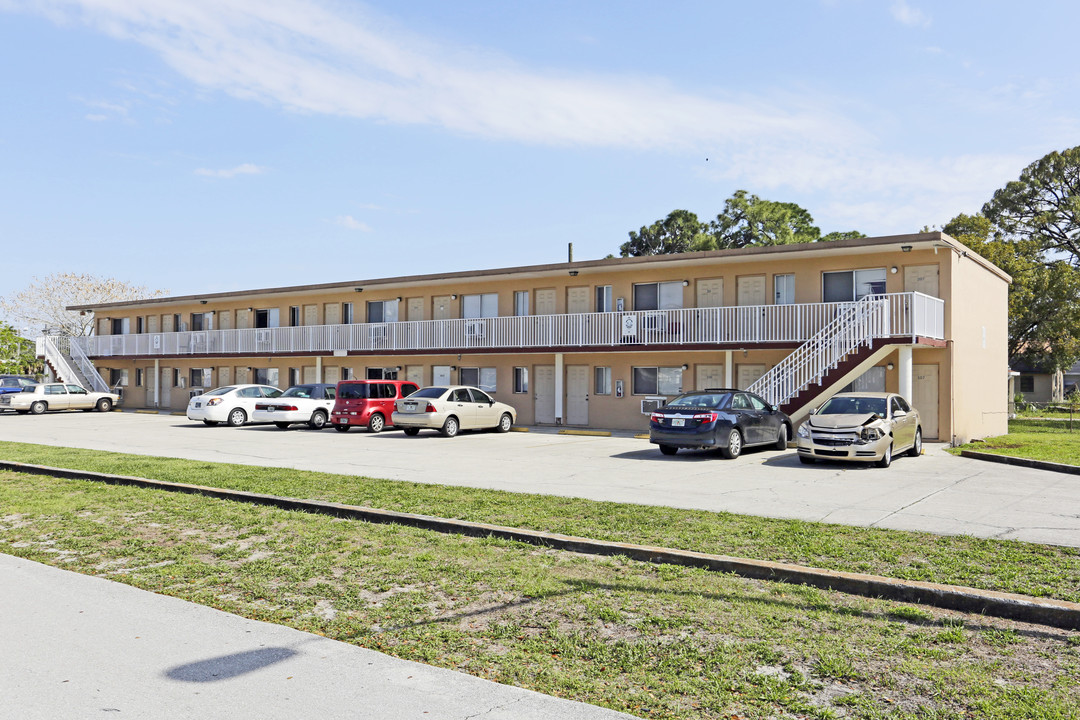 Pinehurst Apartments in Ft. Myers, FL - Building Photo