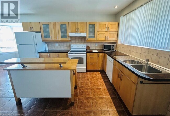 209 Balsam Ave S in Hamilton, ON - Building Photo - Building Photo