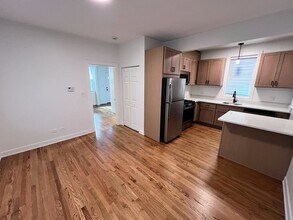 2306 N Hoyne Ave, Unit 1R in Chicago, IL - Building Photo - Building Photo