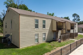Pines Apartments in Jonesboro, AR - Building Photo - Building Photo