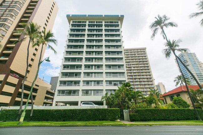 2465 Ala Wai Blvd in Honolulu, HI - Building Photo - Building Photo