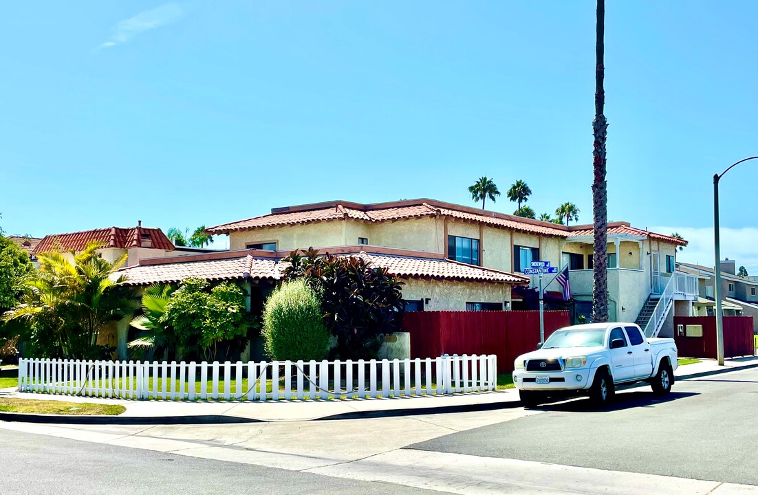 8112 Constantine Dr in Huntington Beach, CA - Building Photo