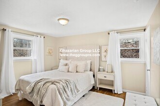 36 Meshaka St, Unit 1 in Boston, MA - Foto de edificio - Building Photo