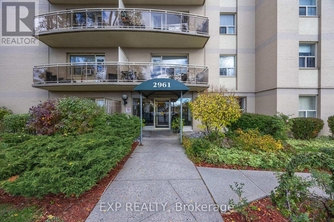 2961 Dufferin St in Toronto, ON - Building Photo