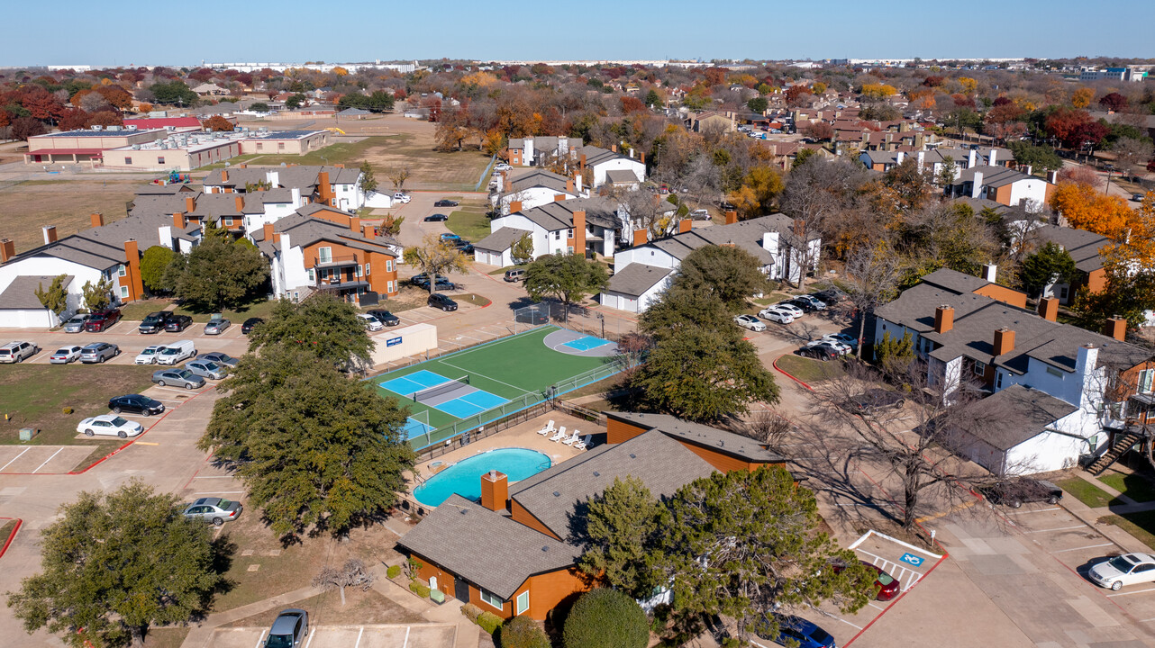 Eagle Creek Landing in Desoto, TX - Building Photo