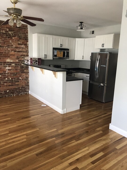 223 W 5th St, Unit 2 in Boston, MA - Building Photo