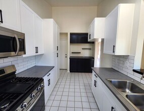 80 N Lucas Ct in Thousand Oaks, CA - Foto de edificio - Building Photo