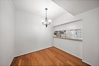 714 Bering Dr, Unit #714E in Houston, TX - Foto de edificio - Building Photo