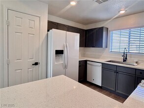 400 Amber Pine St in Las Vegas, NV - Foto de edificio - Building Photo