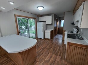 2332 3rd St, Unit 2332 Lower Unit in Eau Claire, WI - Foto de edificio - Building Photo