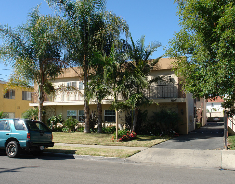 Rondeau palms in Westminster, CA - Building Photo