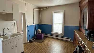 21 Morris St, Unit 3 Rooms. 1st Floor in Cohoes, NY - Building Photo - Building Photo