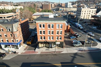 197 E Main St in Waterbury, CT - Foto de edificio - Building Photo