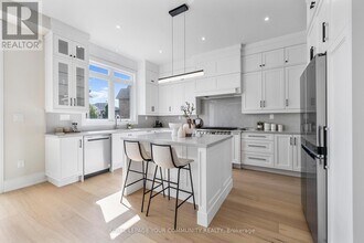 2 Bunn Ct in Aurora, ON - Building Photo - Building Photo